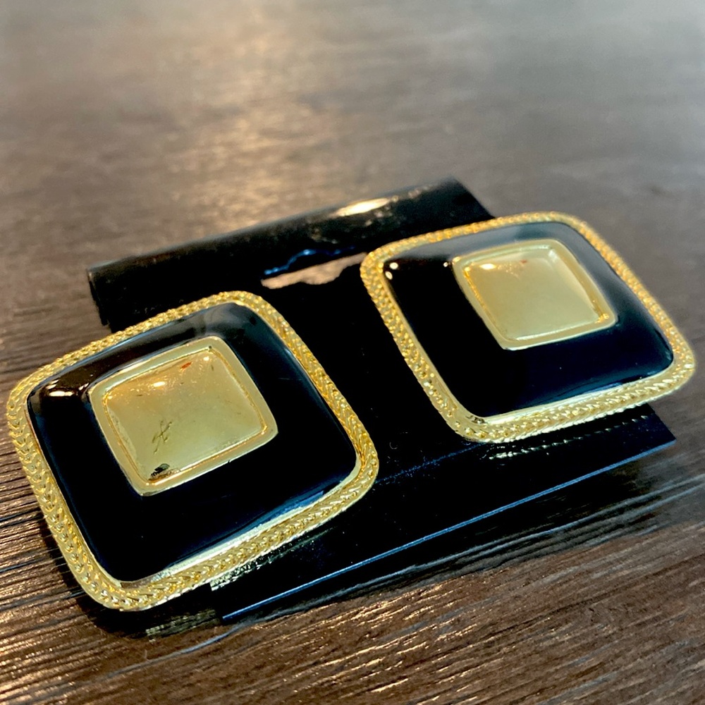 Premier vintage earrings! Clip-on, 70’s, color: gold and black